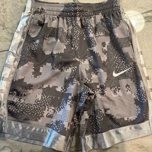 NWT Nike boys basketball shorts size Large